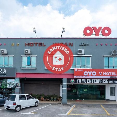 Oyo 90050 V Hotel Телук-Интан Экстерьер фото