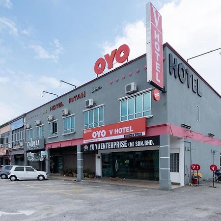 Oyo 90050 V Hotel Телук-Интан Экстерьер фото