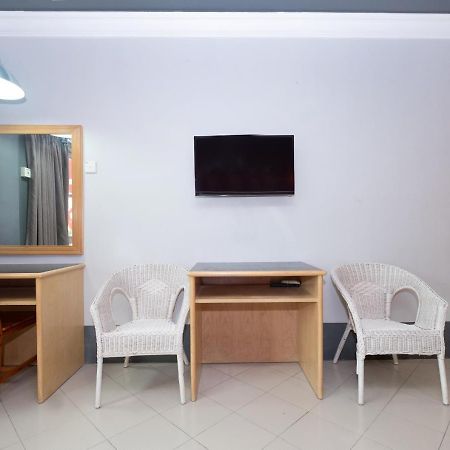 Oyo 90050 V Hotel Телук-Интан Экстерьер фото