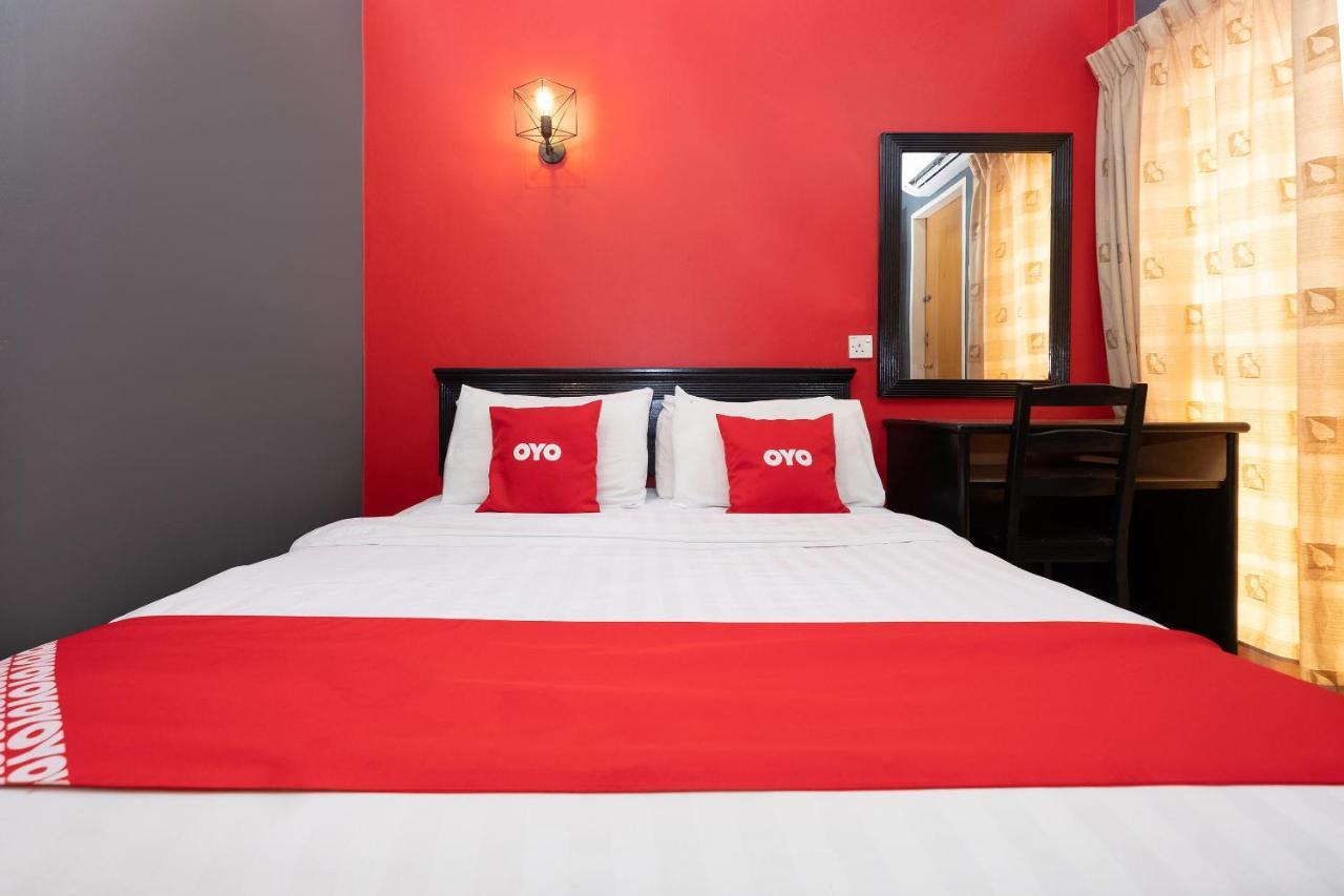 Oyo 90050 V Hotel Телук-Интан Экстерьер фото