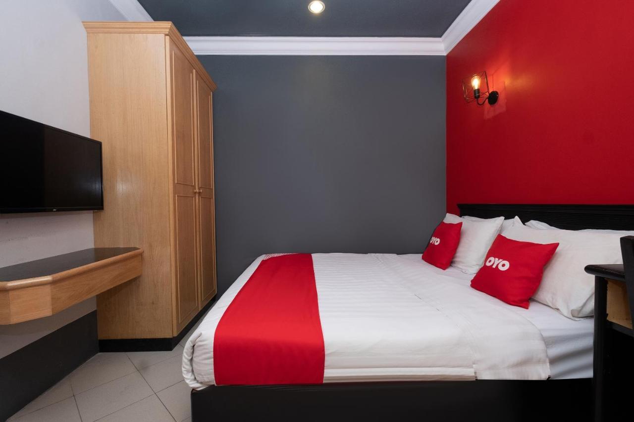 Oyo 90050 V Hotel Телук-Интан Экстерьер фото