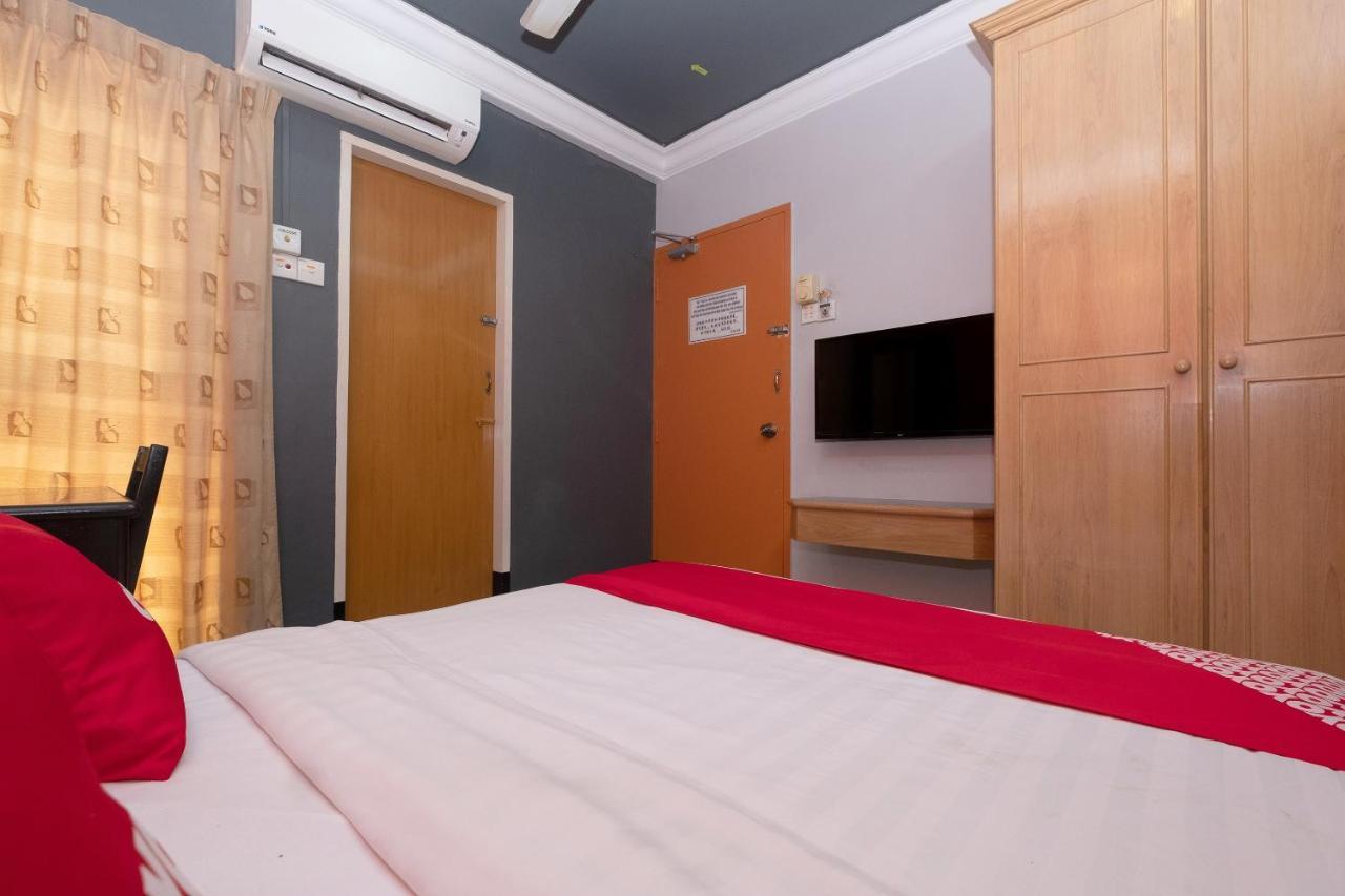 Oyo 90050 V Hotel Телук-Интан Экстерьер фото