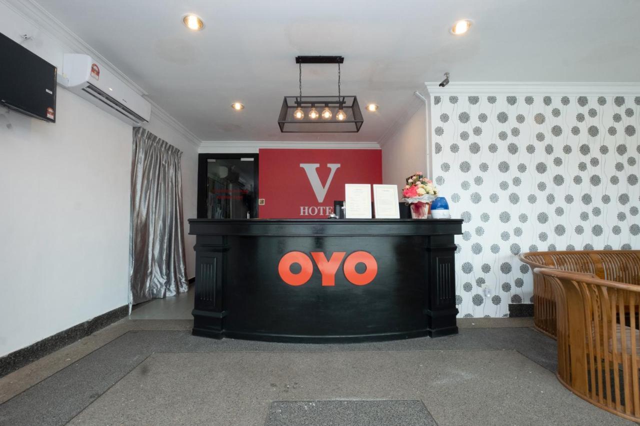 Oyo 90050 V Hotel Телук-Интан Экстерьер фото