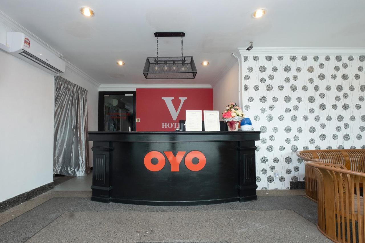 Oyo 90050 V Hotel Телук-Интан Экстерьер фото