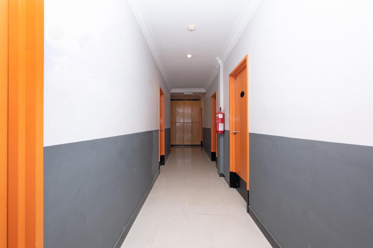 Oyo 90050 V Hotel Телук-Интан Экстерьер фото