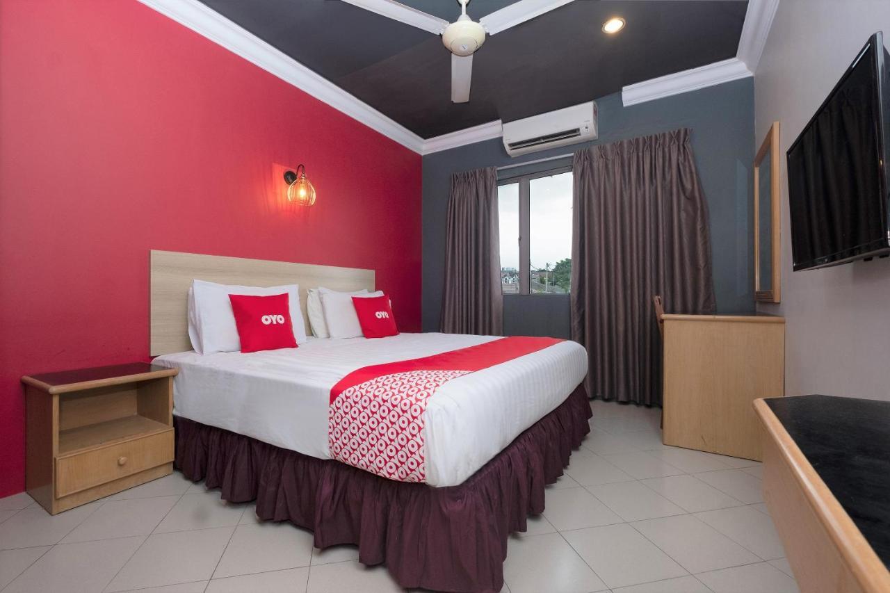 Oyo 90050 V Hotel Телук-Интан Экстерьер фото
