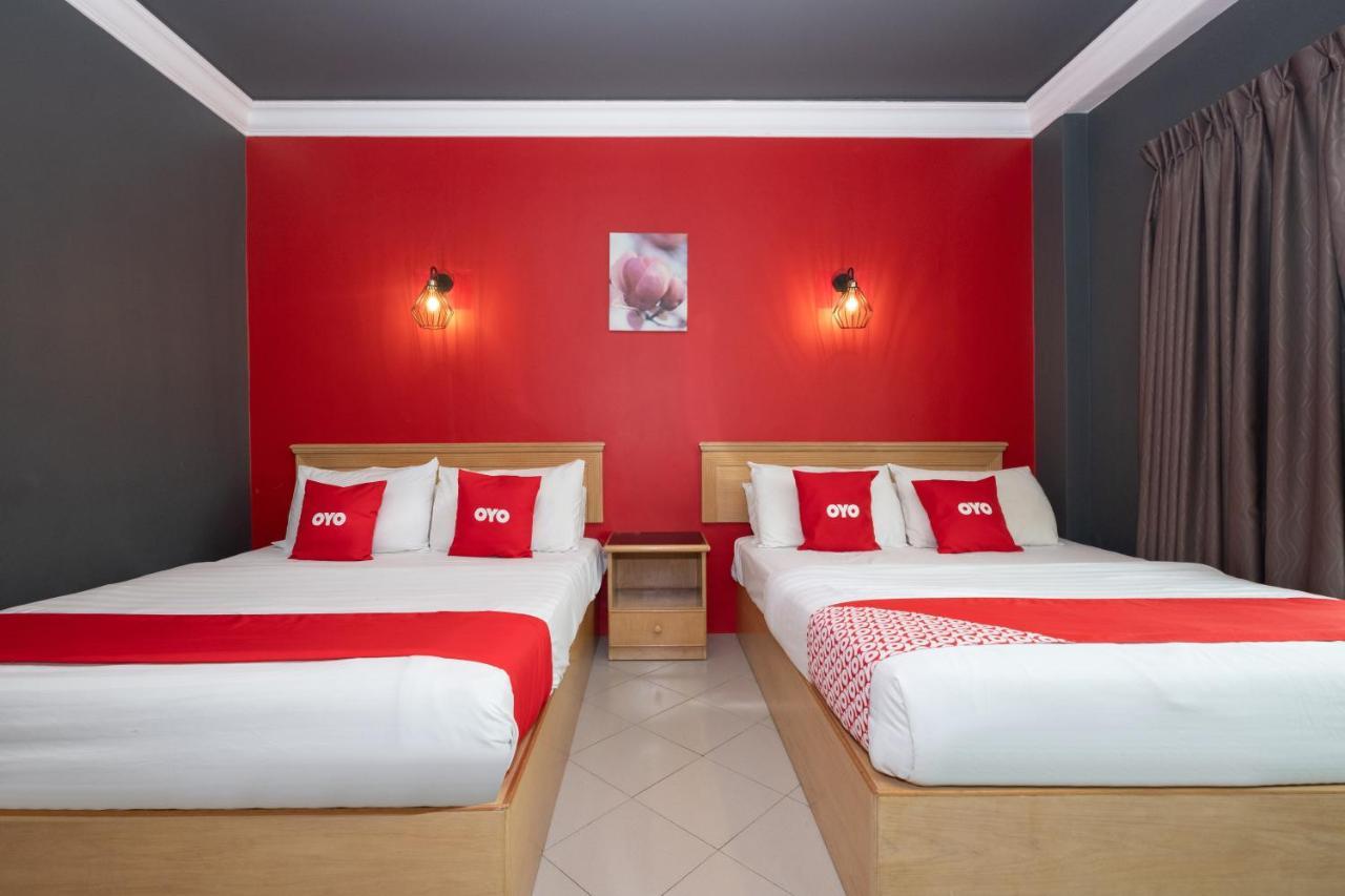 Oyo 90050 V Hotel Телук-Интан Экстерьер фото