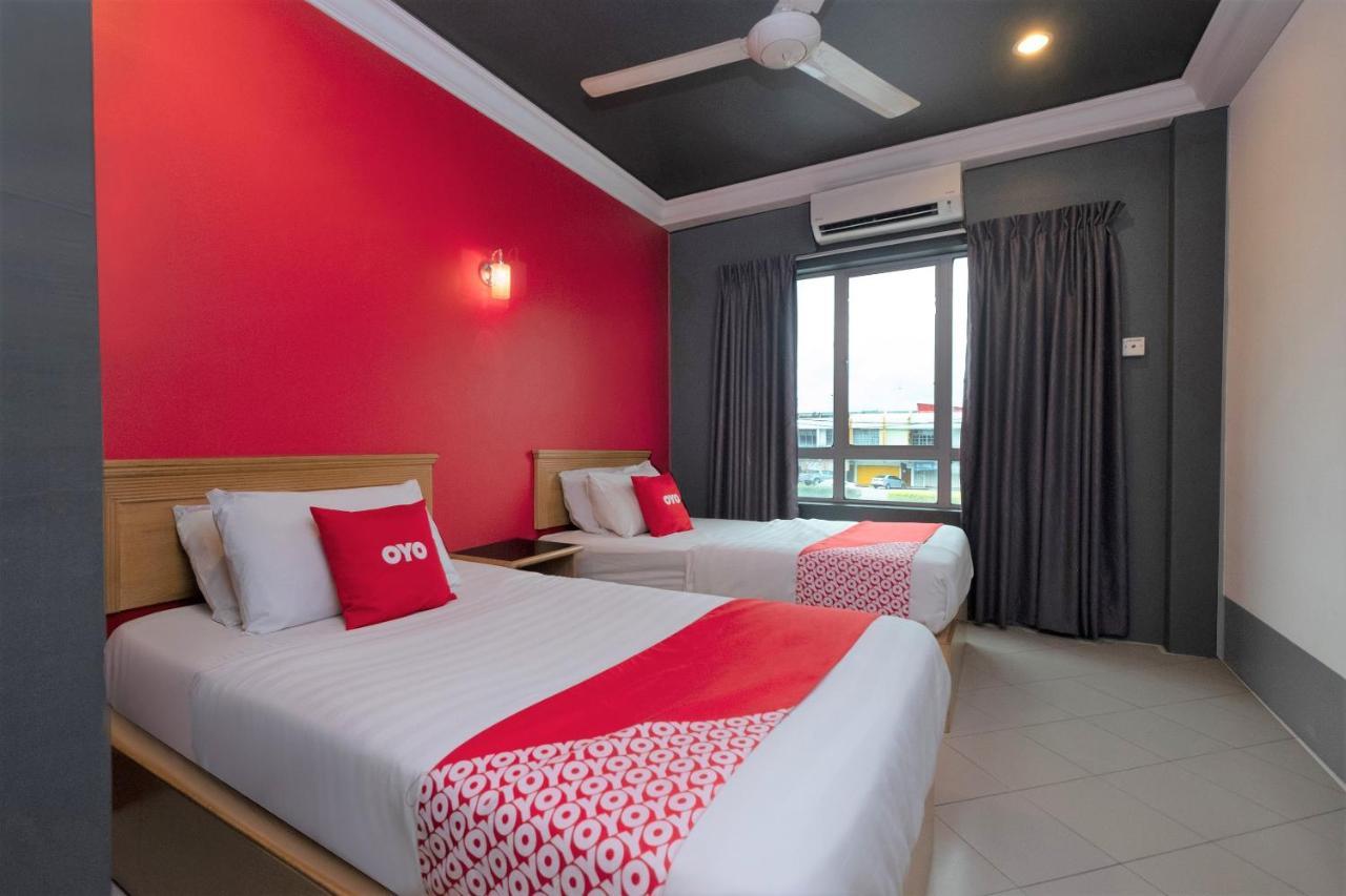 Oyo 90050 V Hotel Телук-Интан Экстерьер фото