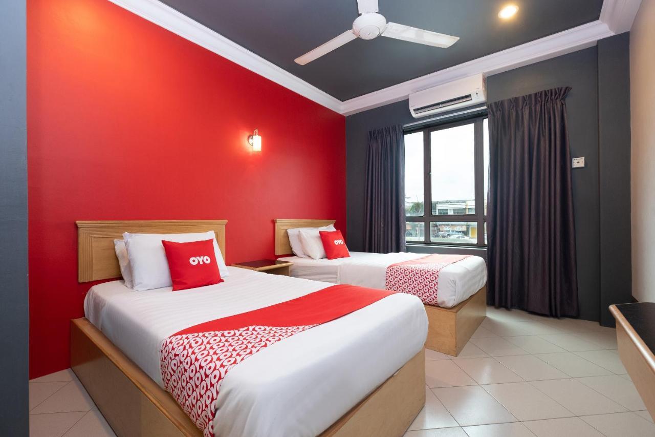 Oyo 90050 V Hotel Телук-Интан Экстерьер фото