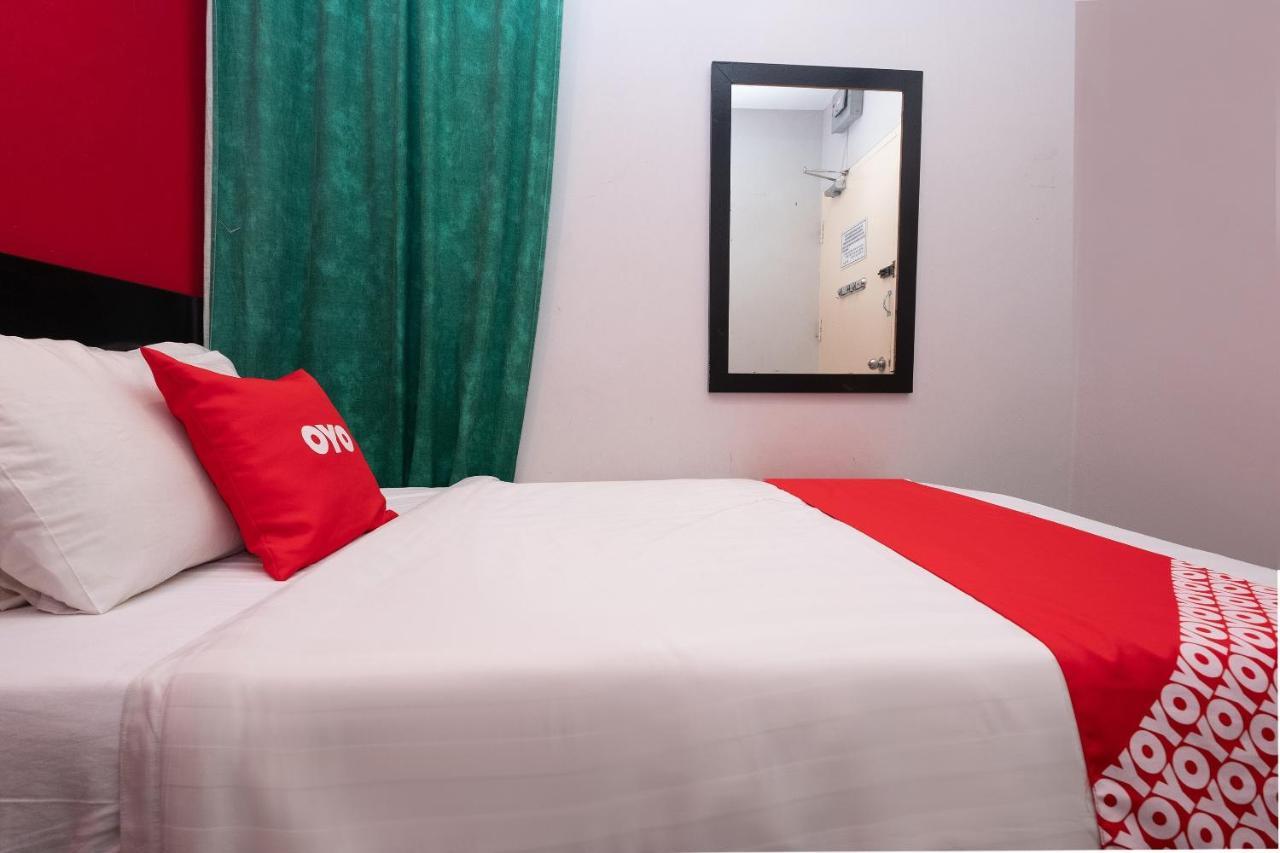 Oyo 90050 V Hotel Телук-Интан Экстерьер фото