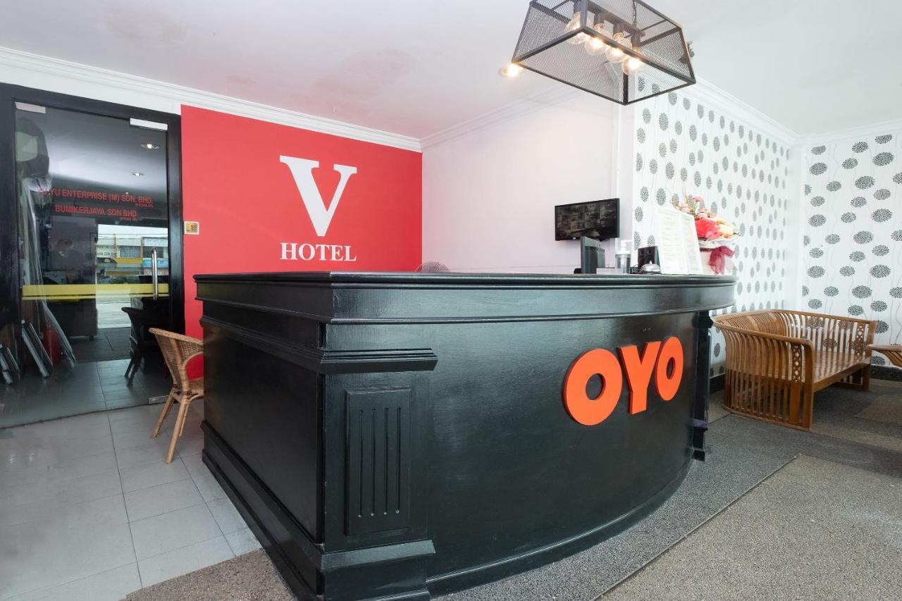Oyo 90050 V Hotel Телук-Интан Экстерьер фото