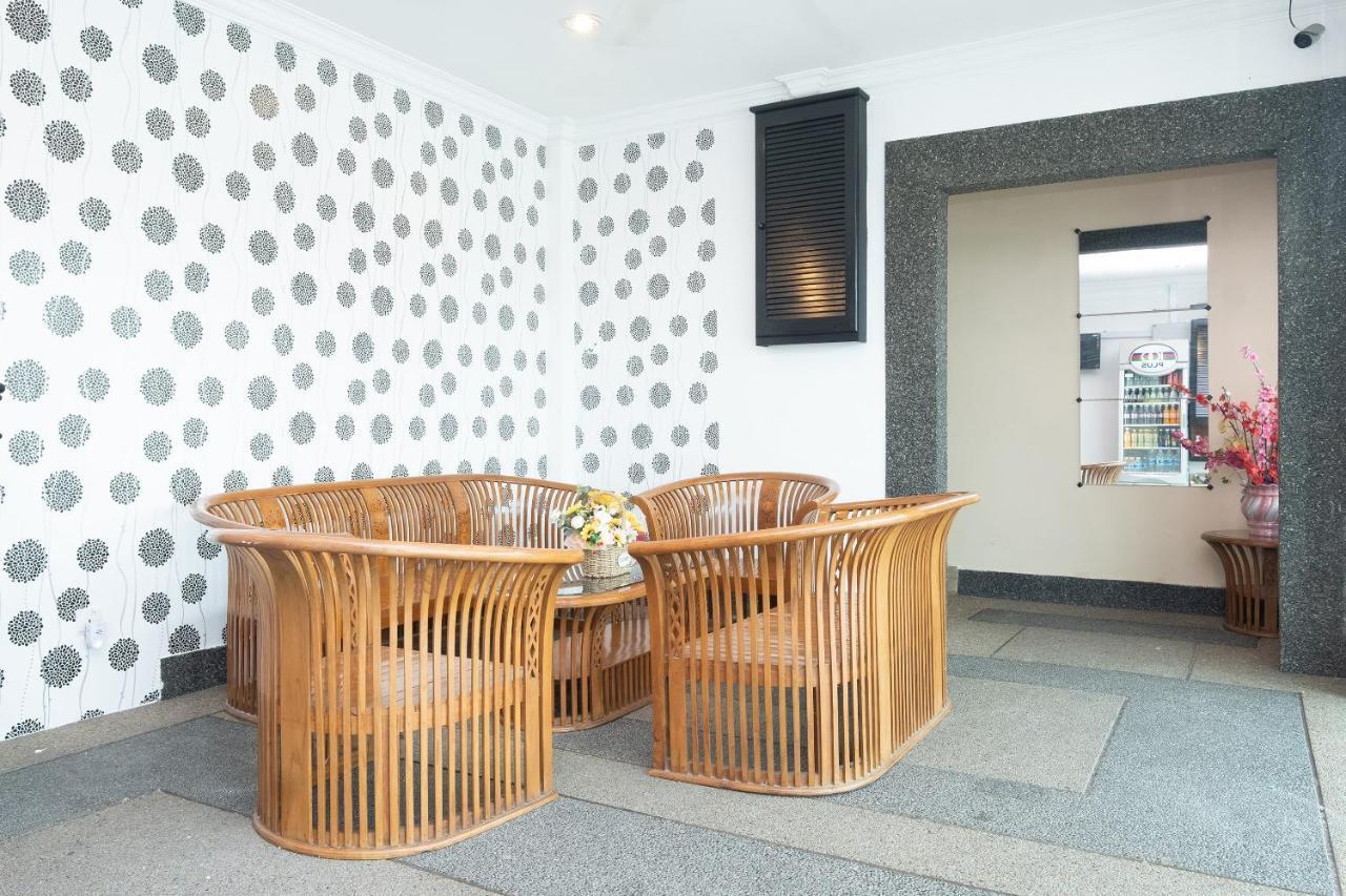 Oyo 90050 V Hotel Телук-Интан Экстерьер фото