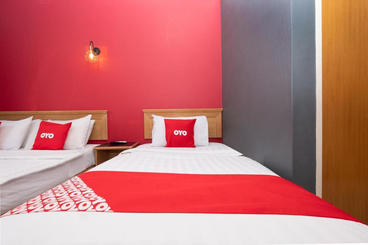 Oyo 90050 V Hotel Телук-Интан Экстерьер фото