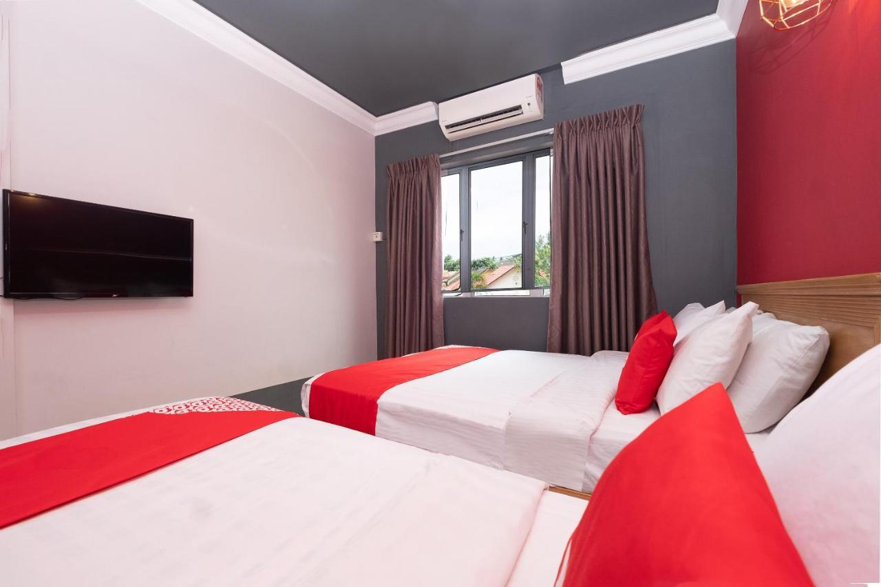 Oyo 90050 V Hotel Телук-Интан Экстерьер фото