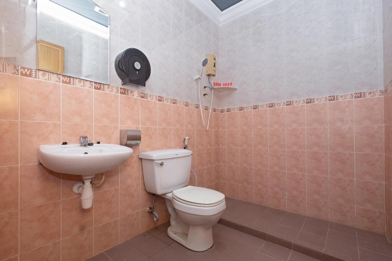 Oyo 90050 V Hotel Телук-Интан Экстерьер фото