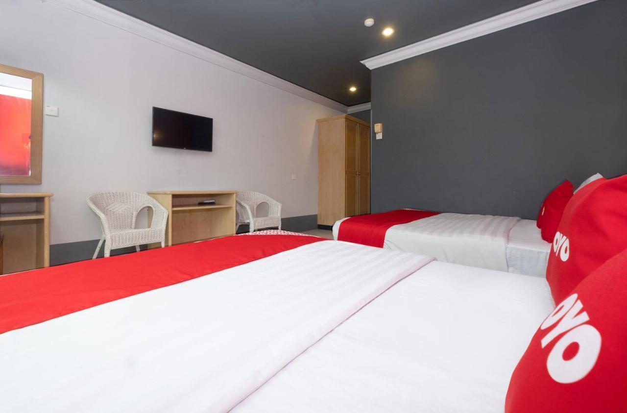 Oyo 90050 V Hotel Телук-Интан Экстерьер фото