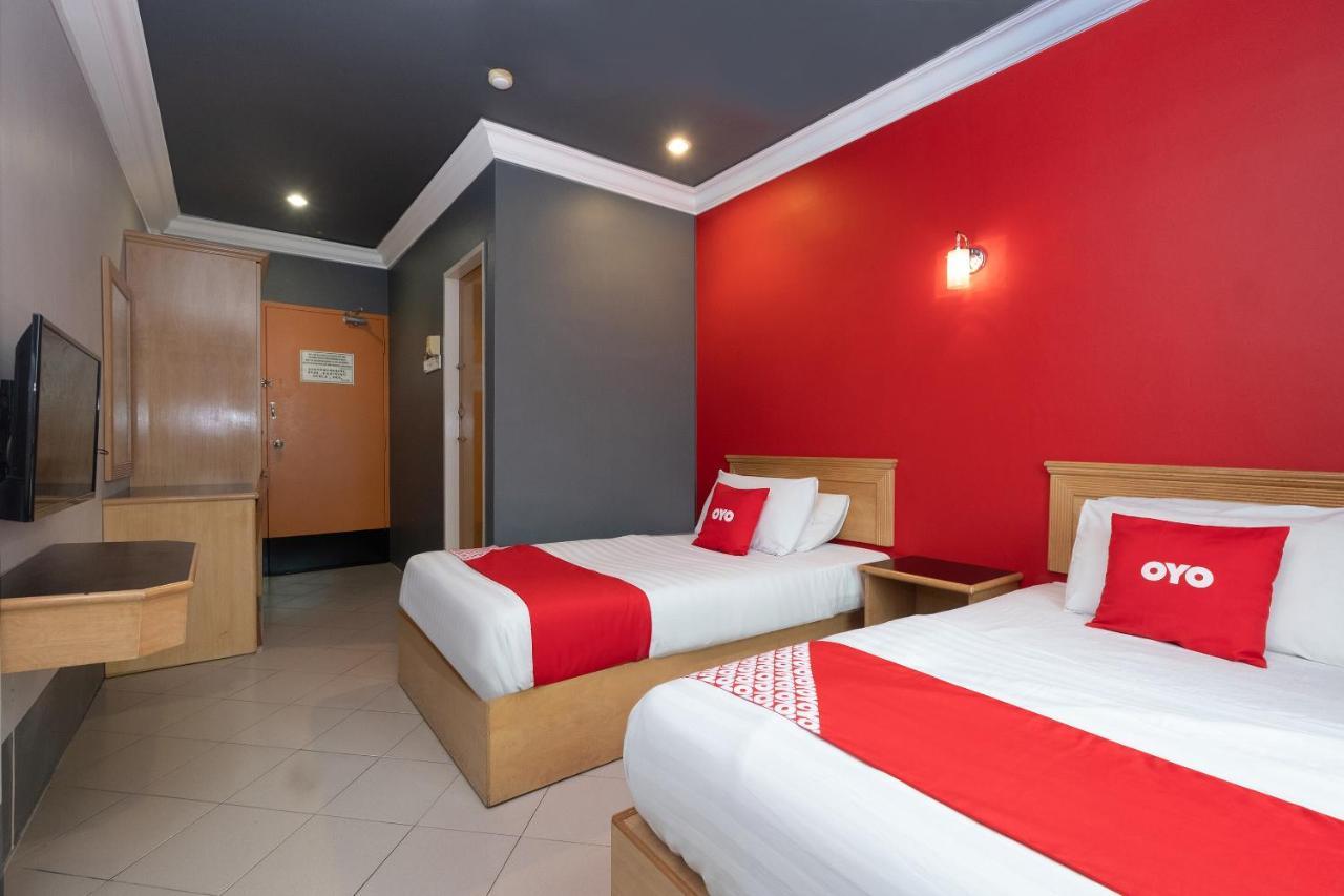 Oyo 90050 V Hotel Телук-Интан Экстерьер фото