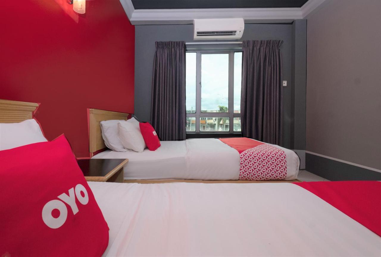 Oyo 90050 V Hotel Телук-Интан Экстерьер фото