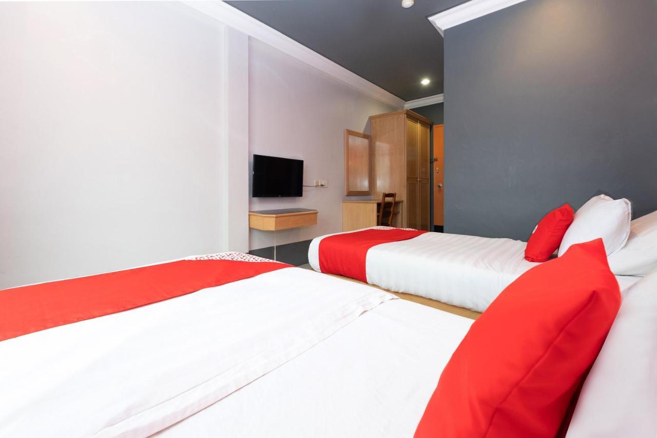 Oyo 90050 V Hotel Телук-Интан Экстерьер фото