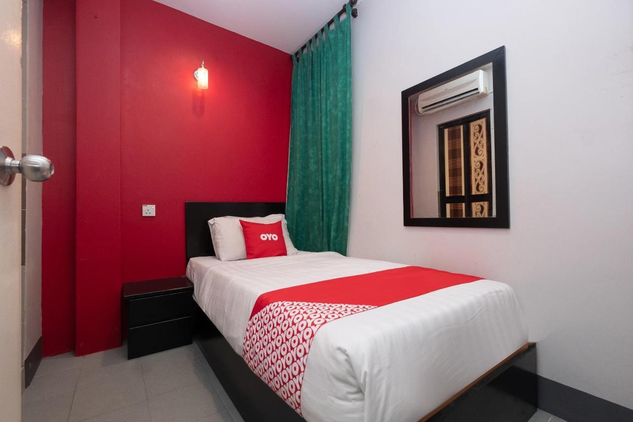 Oyo 90050 V Hotel Телук-Интан Экстерьер фото