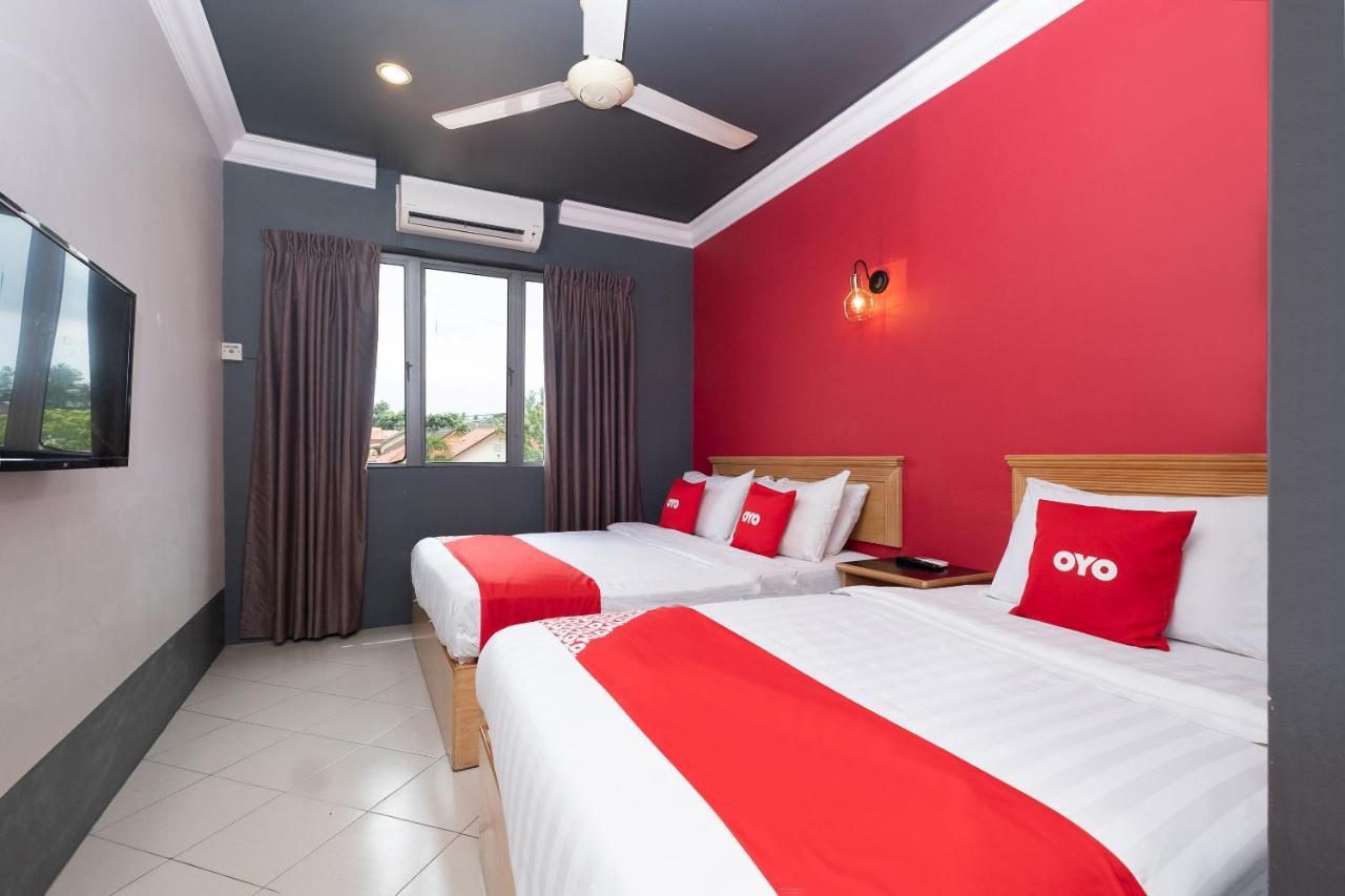 Oyo 90050 V Hotel Телук-Интан Экстерьер фото