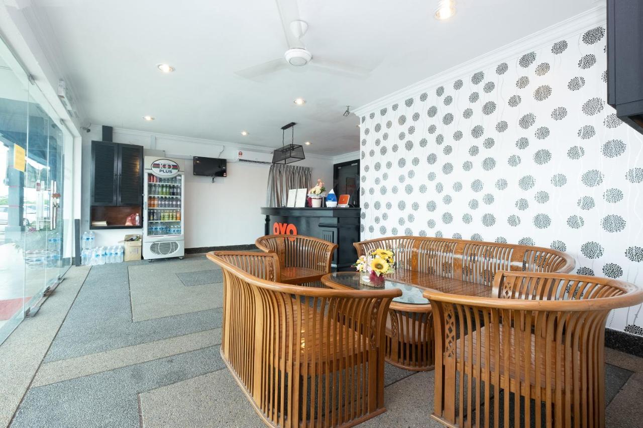 Oyo 90050 V Hotel Телук-Интан Экстерьер фото