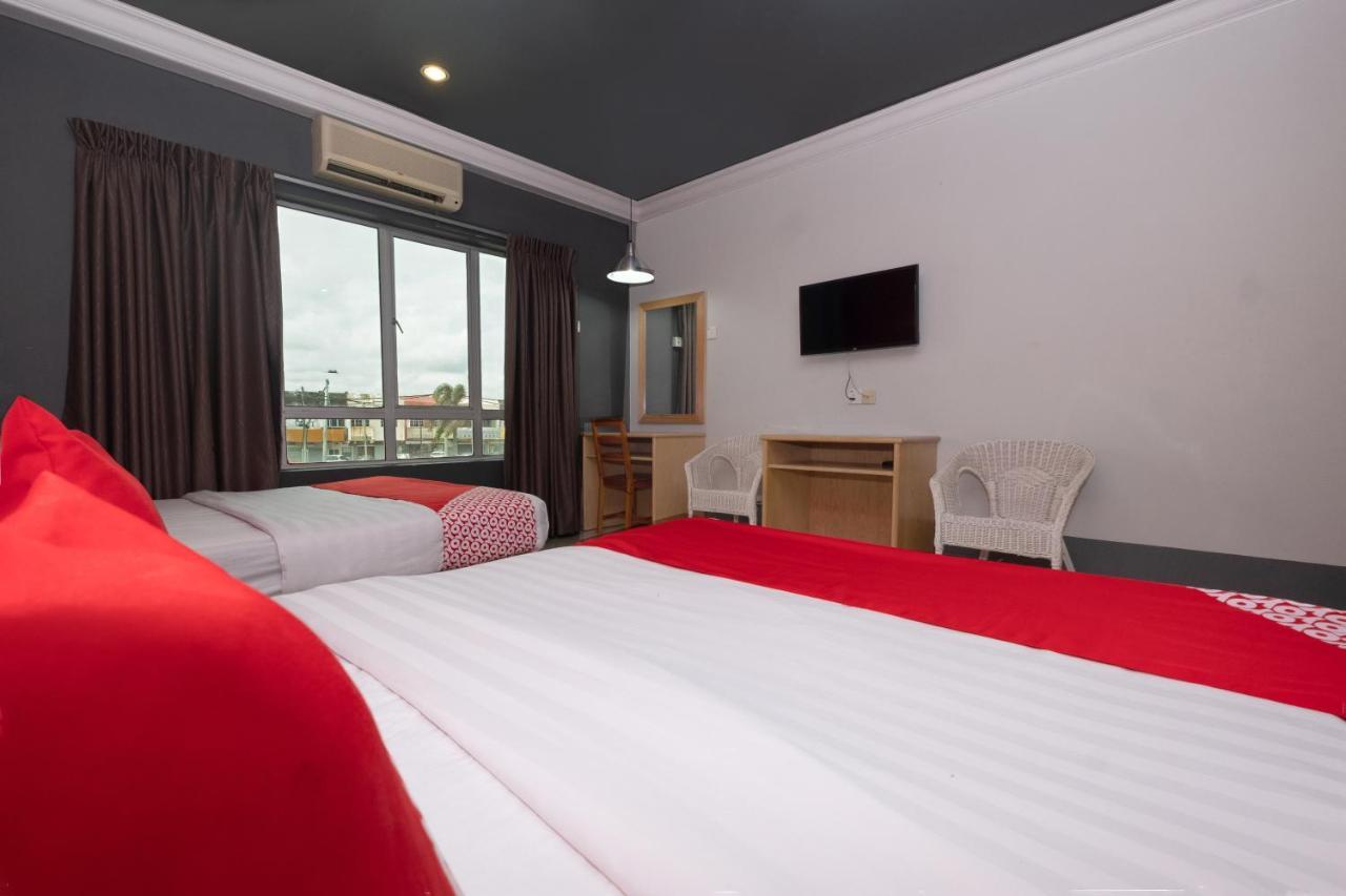Oyo 90050 V Hotel Телук-Интан Экстерьер фото