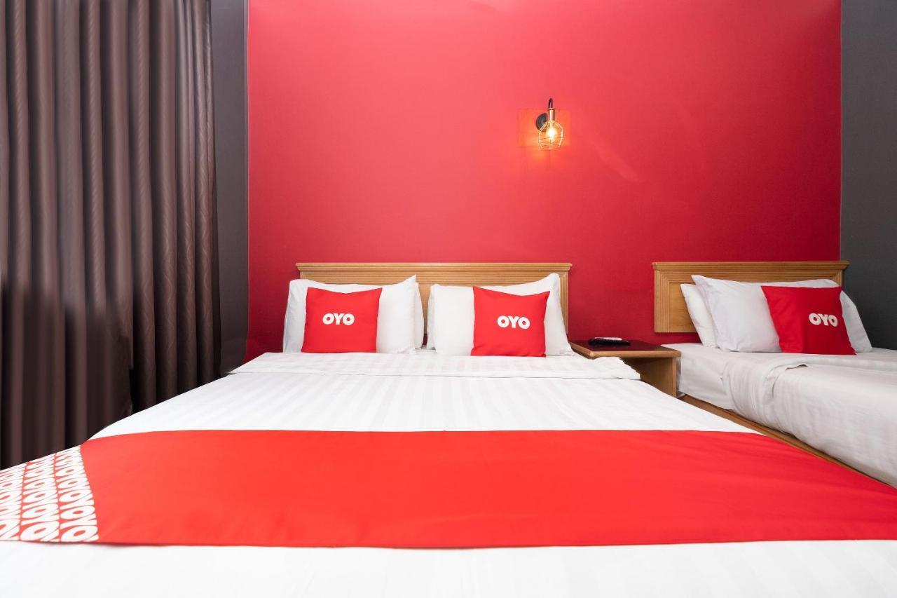 Oyo 90050 V Hotel Телук-Интан Экстерьер фото