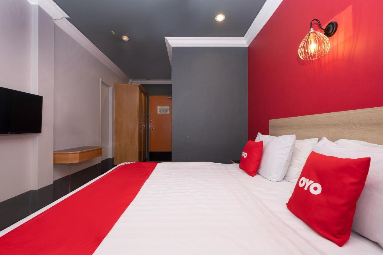 Oyo 90050 V Hotel Телук-Интан Экстерьер фото
