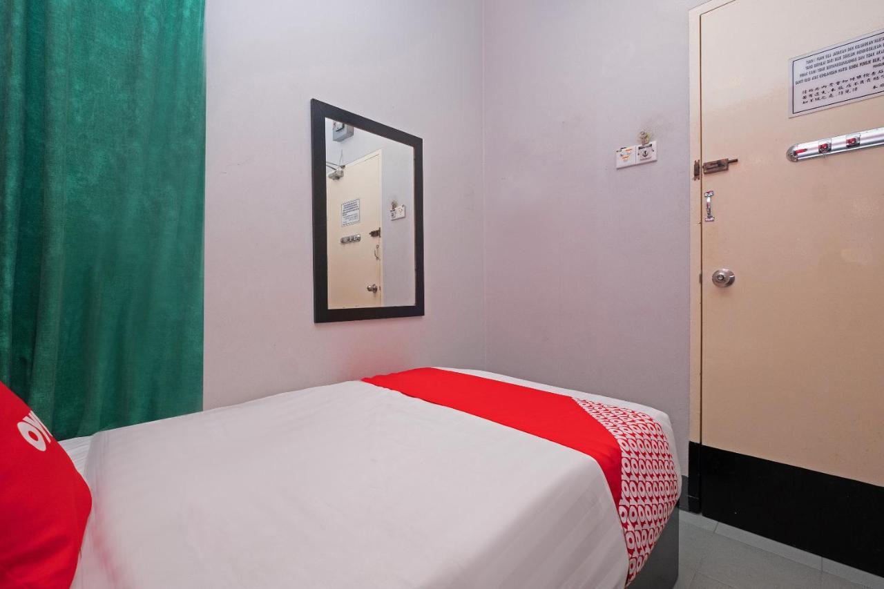 Oyo 90050 V Hotel Телук-Интан Экстерьер фото