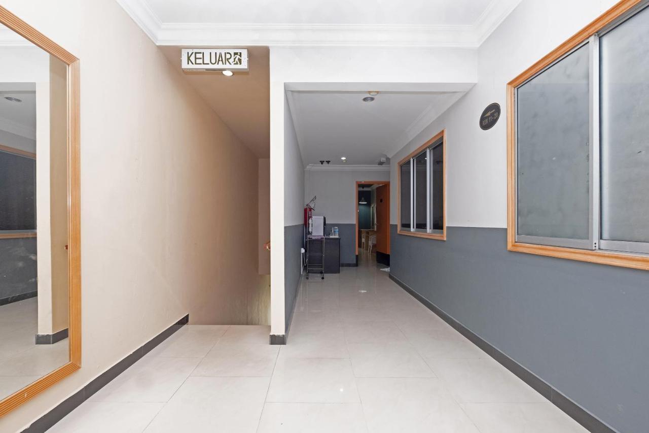 Oyo 90050 V Hotel Телук-Интан Экстерьер фото