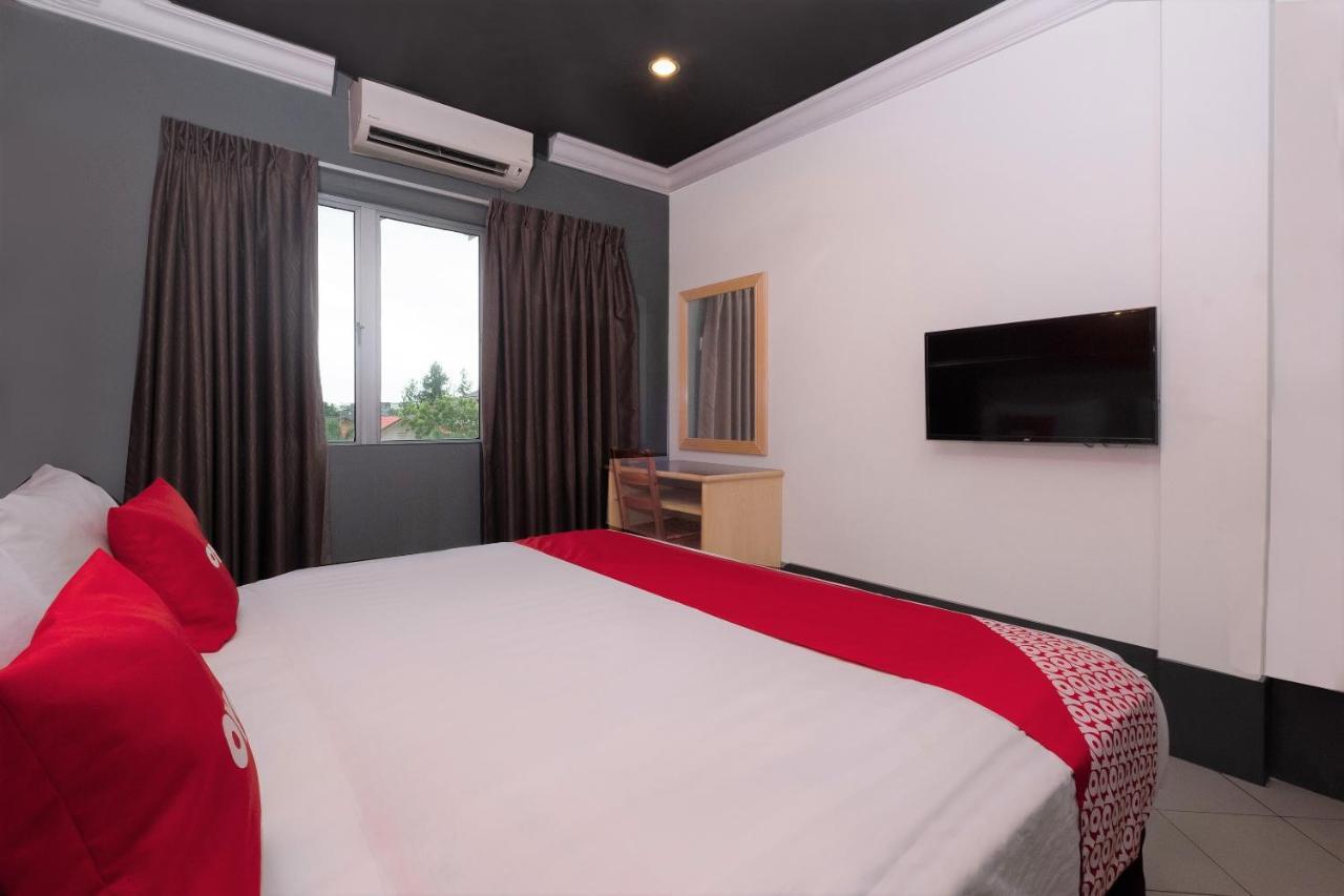Oyo 90050 V Hotel Телук-Интан Экстерьер фото