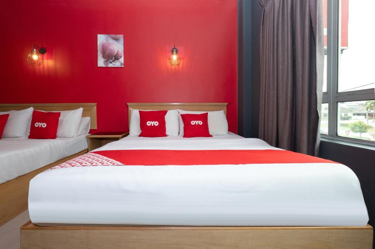 Oyo 90050 V Hotel Телук-Интан Экстерьер фото