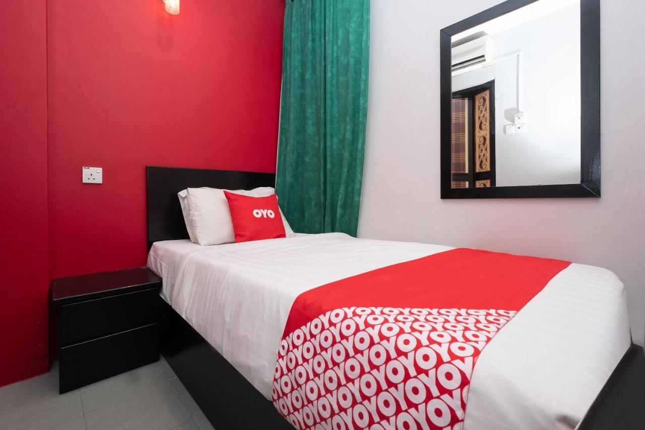 Oyo 90050 V Hotel Телук-Интан Экстерьер фото