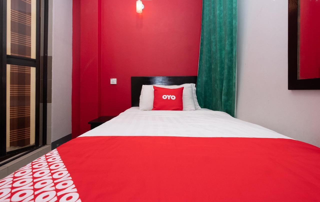 Oyo 90050 V Hotel Телук-Интан Экстерьер фото