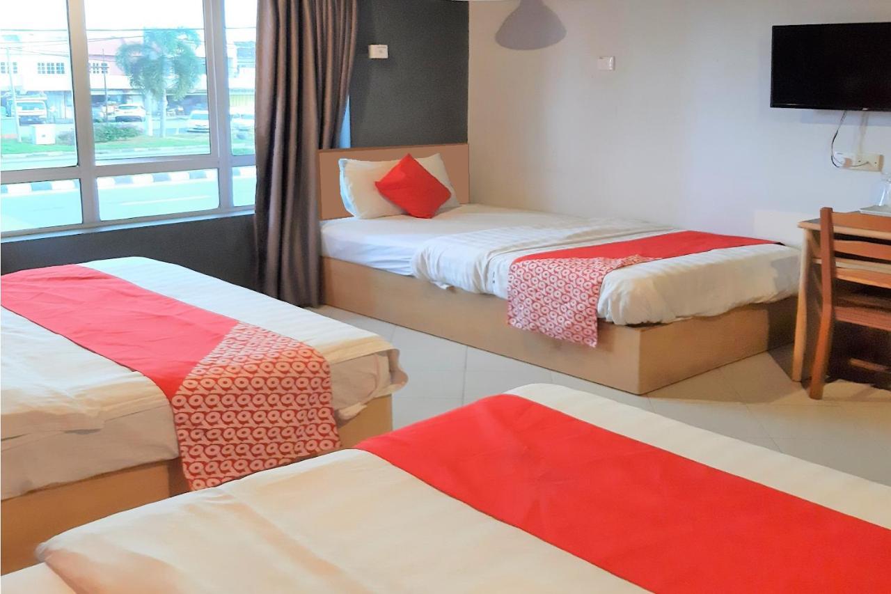 Oyo 90050 V Hotel Телук-Интан Экстерьер фото